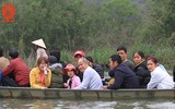Bất chấp nguy hiểm, thuyền chở 40 người trên suối Yến